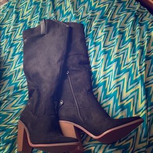 Selling JustFab boots never worn couldn’t fit me.